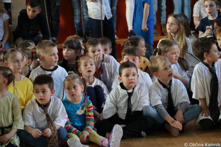 Otroci Osnovne šole Marije Vere so pozdravili pomlad in se spomnili knjižnih junakov (7)